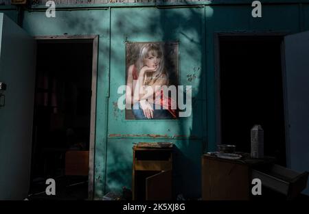 Borova, Ukraine. 7th octobre 2022. Une affiche est visible sur le mur d'un chalet dans un centre de loisirs, au nord du village de Borova. L'enquête préliminaire a montré qu'environ 4 soldats russes ont été affectés à chaque chalet pendant l'occupation. Les troupes ukrainiennes ont fait des progrès à l'est et libéré plus de colonies dans la région de Kharkiv. Il a été dit que le village Borova dans le district d'Izuim a été libéré le 3rd octobre. Les troupes ukrainiennes ont fait des progrès à l'est et libéré plus de colonies dans la région de Kharkiv. Il a été dit que le village Borova dans le district d'Izuim a été libéré Banque D'Images