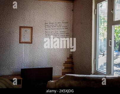 Borova, Ukraine. 7th octobre 2022. Un poème a été écrit sur le mur d'un chalet dans un centre de loisirs, au nord du village Borova. L'enquête préliminaire a montré qu'environ 4 soldats russes ont été affectés à chaque chalet pendant l'occupation. Les troupes ukrainiennes ont fait des progrès à l'est et libéré plus de colonies dans la région de Kharkiv. Il a été dit que le village Borova dans le district d'Izuim a été libéré le 3rd octobre. (Image de crédit : © Ashley Chan/SOPA Images via ZUMA Press Wire) Banque D'Images