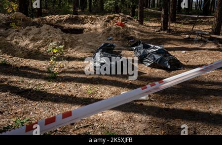 Borova, Ukraine. 7th octobre 2022. Deux corps se trouvent dans une fosse. Une enquête préliminaire a montré que les gens étaient gardés dans une fosse de 4 mètres de profondeur. Les troupes ukrainiennes ont fait des progrès à l'est et libéré plus de colonies dans la région de Kharkiv. Il a été dit que le village Borova dans le district d'Izuim a été libéré le 3rd octobre. (Image de crédit : © Ashley Chan/SOPA Images via ZUMA Press Wire) Banque D'Images