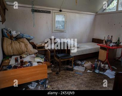 Borova, Ukraine. 7th octobre 2022. Des lits sont vus à l'intérieur d'un chalet dans un centre de loisirs, au nord du village Borova. L'enquête préliminaire a montré qu'environ 4 soldats russes ont été affectés à chaque chalet pendant l'occupation. Les troupes ukrainiennes ont fait des progrès à l'est et libéré plus de colonies dans la région de Kharkiv. Il a été dit que le village Borova dans le district d'Izuim a été libéré le 3rd octobre. (Image de crédit : © Ashley Chan/SOPA Images via ZUMA Press Wire) Banque D'Images