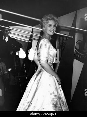 KIM NOVAK à la première / réception de mai 1956 à l'Opéra de Blackpool de EDDY DUCHIN STORY 1956 réalisateur GEORGE SIDNEY publicité pour Columbia Pictures Banque D'Images