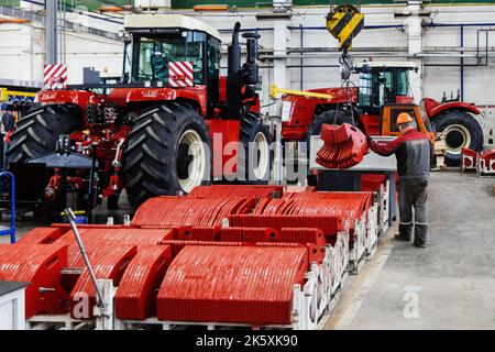 Le processus d'assemblage des tracteurs et moissonneuses agricoles. Banque D'Images
