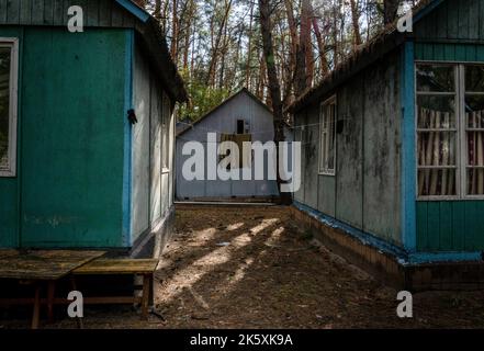 Borova, Ukraine. 7th octobre 2022. Une chemise a été vue accrochée à la ligne de lavage. L'enquête préliminaire a montré qu'environ 4 soldats russes ont été affectés à chaque chalet pendant l'occupation. Les troupes ukrainiennes ont fait des progrès à l'est et libéré plus de colonies dans la région de Kharkiv. Il a été dit que le village Borova dans le district d'Izuim a été libéré le 3rd octobre. (Image de crédit : © Ashley Chan/SOPA Images via ZUMA Press Wire) Banque D'Images