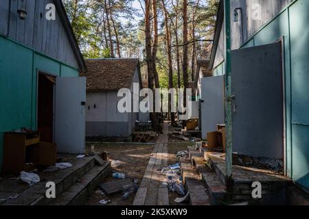 Borova, Ukraine. 7th octobre 2022. De nombreux chalets sont vus dans un centre de loisirs, au nord du village de Borova, dans la région de Kharkiv. La police a déclaré que des troupes russes y étaient basées pendant l'occupation. Les troupes ukrainiennes ont fait des progrès à l'est et libéré plus de colonies dans la région de Kharkiv. Il a été dit que le village Borova dans le district d'Izuim a été libéré le 3rd octobre. (Image de crédit : © Ashley Chan/SOPA Images via ZUMA Press Wire) Banque D'Images