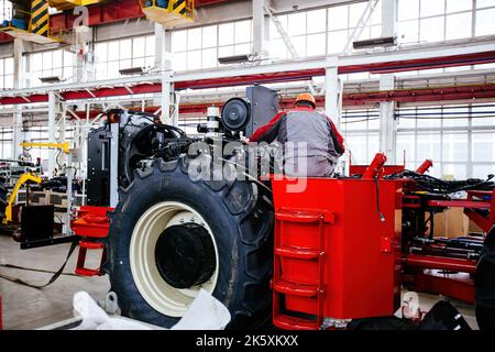 Le processus d'assemblage des tracteurs et moissonneuses agricoles. Banque D'Images
