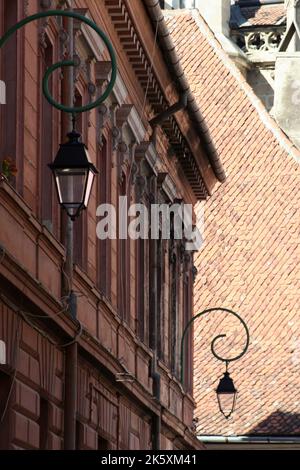 Un cliché vertical de lumières de rue sur un bâtiment à Brasov Banque D'Images