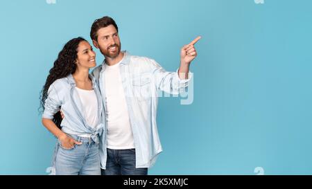 Super annonce et offre. Joyeux millennan homme caucasien avec la barbe embrassant la femme arabe Banque D'Images
