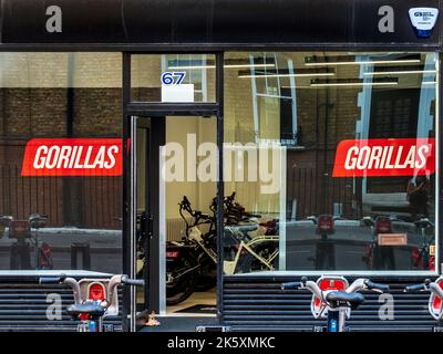 Gorillas Dark Store ou Dark Warehouse à Fitzrovia Londres - fondée en 2020 en Allemagne Gorillas est une entreprise de livraison rapide d'épicerie (en 10 minutes). Banque D'Images