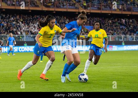 Stade Luigi Ferraris, Gênes, Italie, 10 octobre 2022, Valentina Bergamaschi(Italie), Antonia Ronnycleide da Costa(Brésil) et Ludmila Da Silva(Brésil) pendant femmes Italie contre Brésil - match de football amical Banque D'Images