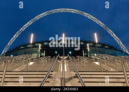 Stade Wembley, Wembley Park, Royaume-Uni. Extérieur de l'arche du stade national Wembley et marches olympiques illuminés la nuit. Amanda Rose/Alamy Banque D'Images