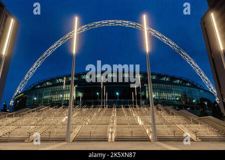 Stade Wembley, Wembley Park, Royaume-Uni. Extérieur de l'arche du stade national Wembley et marches olympiques illuminés la nuit. Amanda Rose/Alamy Banque D'Images