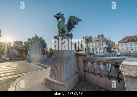 Célèbre pont de dragon ou zmajski Most, un point de repère à ljublana, slovénie en début de matinée. Personne autour. Détail du dragon et du piédestal. Banque D'Images