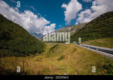 Route menant au col de l'arlberg ou à la route de montagne dans le nord de l'autriche lors d'une belle journée d'été. Banque D'Images