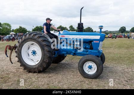 Ilminster.Somerset.Royaume-Uni.21 août 2022.Un tracteur Ford 5000 restauré est conduit autour de l'arène lors d'un événement agricole d'antan Banque D'Images