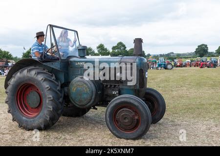 Ilminster.Somerset.Royaume-Uni.21 août 2022.Un tracteur de boudogue de Lanz est conduit autour de l'arène à un événement agricole d'antan Banque D'Images