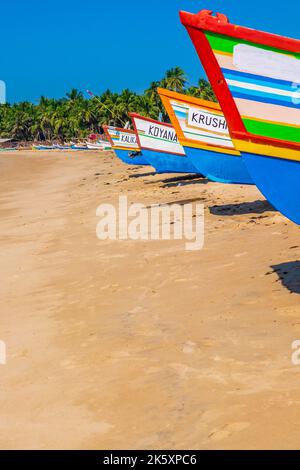 Bateaux de pêche en bois aux couleurs vives sur la côte de Konkan en Inde Banque D'Images