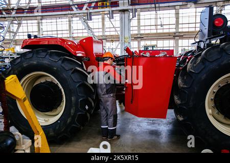 Le processus d'assemblage des tracteurs et moissonneuses agricoles. Banque D'Images