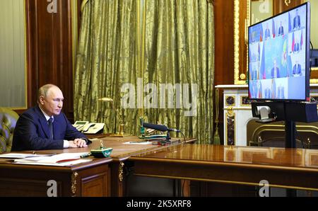 Saint-Pétersbourg, Russie. 10th octobre 2022. Le président russe Vladimir Poutine préside une réunion du Conseil de sécurité par vidéoconférence, à Saint-Pétersbourg, en Russie, sur 10 octobre 2022. Par Pool du Kremlin/UPI crédit: UPI/Alay Live News Banque D'Images