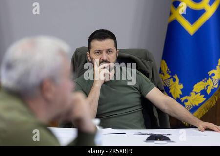 Kiev, Ukraine. 10th octobre 2022. Le président ukrainien Volodymyr Zelensky tient une réunion après les attaques de missiles à grande échelle de la Russie contre lundi 10 octobre 2022 à Kiev, en Ukraine. Photo du Président ukrainien Press Offic /UPI crédit: UPI/Alay Live News Banque D'Images