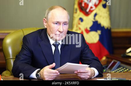 Saint-Pétersbourg, Russie. 10th octobre 2022. Le président russe Vladimir Poutine tient une réunion de vidéo conférence avec les chefs élus des régions russes, à Saint-Pétersbourg, Russie sur 10 octobre 2022. Par Pool du Kremlin/UPI) crédit: UPI/Alay Live News Banque D'Images