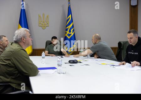 Kiev, Ukraine. 10th octobre 2022. Le président ukrainien Volodymyr Zelensky (C) tient une réunion après les attaques de missiles à grande échelle de la Russie contre lundi 10 octobre 2022 à Kiev, en Ukraine. Photo du Président ukrainien Press Offic /UPI crédit: UPI/Alay Live News Banque D'Images