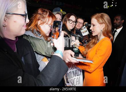 Jessica Chastain signe des autographes pour les fans alors qu'elle assiste à la première britannique de The Good Nurse pendant le BFI London film Festival 2022 au Royal Festival Hall, Southbank Centre, Londres. Date de la photo: Lundi 10 octobre 2022. Banque D'Images