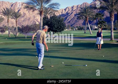 Man and Women on Putting Green, Palm Desert, Californie, États-Unis, Toni Frissell Collection, Mars 1969 Banque D'Images