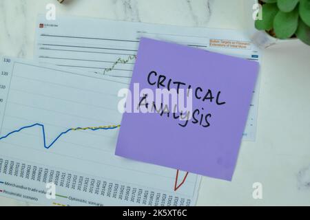 Concept d'analyse critique écrire sur les notes adhésives isolées sur la table en bois. Banque D'Images