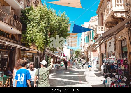 Nicosie, Chypre - 24 septembre 2022: Les gens marchent dans la rue Ledra. Il s'agit d'une artère commerciale majeure dans le centre de Nicosie Banque D'Images