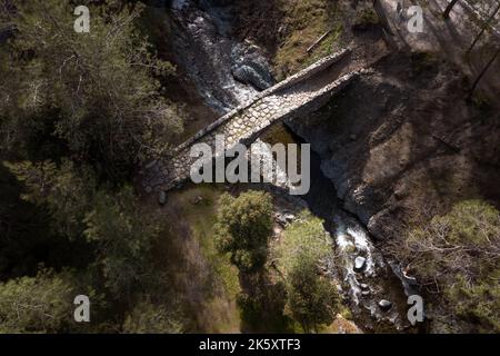 Vue aérienne sur le pont médiéval en pierre d'Elia dans les montagnes de Troodos. District de Paphos, Chypre Banque D'Images