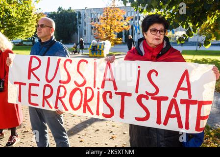 RIGA, LETTONIE. 10th octobre 2022. Le peuple condamne les frappes aériennes russes contre l'Ukraine, lors d'une manifestation près de l'ambassade de Russie dans la ville de Riga. Banque D'Images