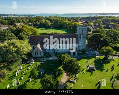 Vue aérienne de l'église du Prieuré de St Andrew, l'Apôtre du Hampshire, Angleterre, le jour d'octobre, beau et calme. Banque D'Images