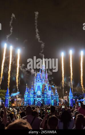 Les feux d'artifice sont exposés tous les soirs devant le château de Disney à Magic Kingdom, à Disney World, Orlando, Floride Banque D'Images