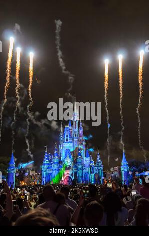 Les feux d'artifice sont exposés tous les soirs devant le château de Disney à Magic Kingdom, à Disney World, Orlando, Floride Banque D'Images