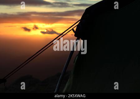 Le lever du soleil le matin pendant un camp automnal froid sur Moel Siabod à Snowdonia Banque D'Images