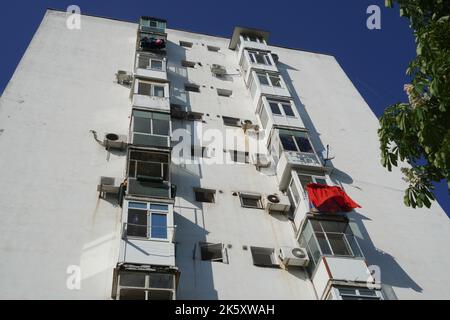 Bloc d'appartements avec de petits balcons et des vêtements mis à sécher dehors à Bucarest Banque D'Images