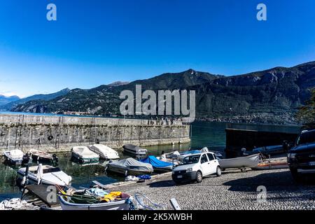 Visites touristiques sur un petit quai à Côme, sur le lac de Côme, en Italie avec les Alpes en arrière-plan. Banque D'Images