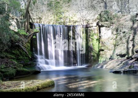Chute d'eau PLAS Power à Nant Mill Woods près de Wrexham Banque D'Images
