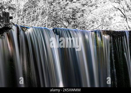 Chute d'eau PLAS Power à Nant Mill Woods près de Wrexham Banque D'Images