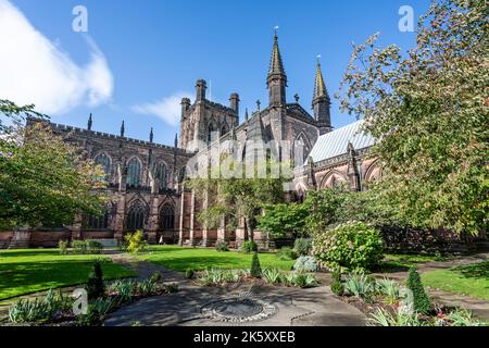 Cathédrale et jardins de Chester vus des remparts de la ville de Chester, Cheshire, Royaume-Uni, le 6 octobre 2022 Banque D'Images