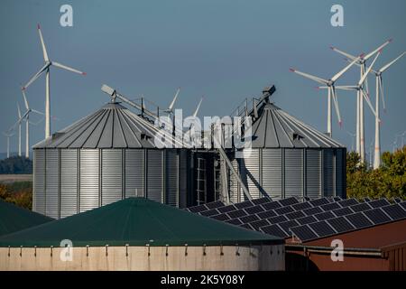 Usine de biogaz, entreprise agricole, parc éolien près de Lichtenau, centrale solaire sur les bâtiments de ferme, Ostawestfalen Lippe, NRW, Allemagne, Banque D'Images