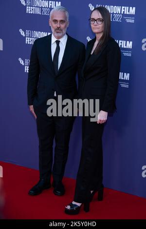 Londres, Royaume-Uni. 10th octobre 2022. Le producteur de film anglais Iain Canning et le producteur de film Joanna Laurie assistent à la première britannique de 'The son' lors du BFI London film Festival 66th au Royal Festival Hall. Crédit : SOPA Images Limited/Alamy Live News Banque D'Images