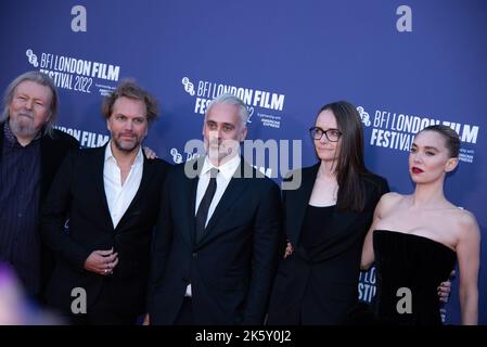 Londres, Royaume-Uni. 10th octobre 2022. Christopher Hampton, Florian Zeller, Iain Canning, Joanna Laurie et Vanessa Kirby assistent à la première britannique de 'The son' lors du BFI London film Festival 66th au Royal Festival Hall. Crédit : SOPA Images Limited/Alamy Live News Banque D'Images