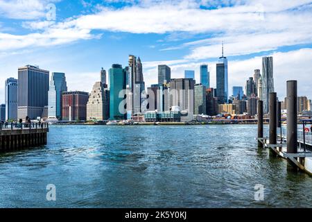 Vue de Lower Manhattan avec One World Trade Center face à East River, vue depuis le Pier 1 à Dumbo, Brooklyn, New York City, États-Unis Banque D'Images