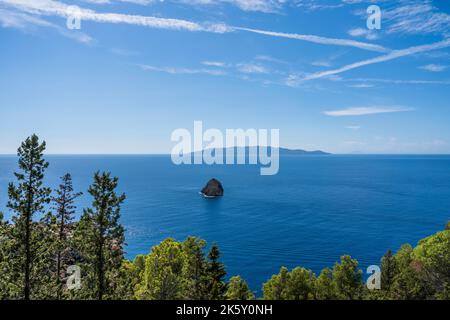 L'île de Giglio vue de Monte Argentario le long de la route panoramique, par une belle journée ensoleillée, région Toscane, Italie Banque D'Images