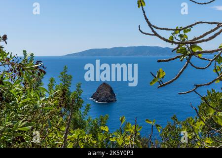 L'île de Giglio vue de Monte Argentario le long de la route panoramique, par une belle journée ensoleillée, région Toscane, Italie Banque D'Images