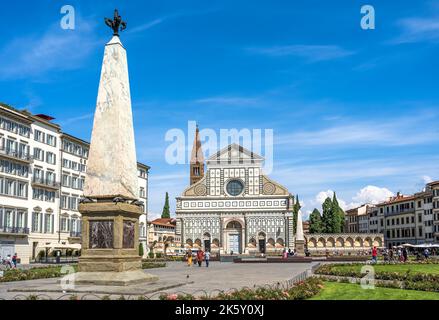 Vue extérieure de la basilique Santa Maria Novella de Florence, Italie, avec sa façade en marbre blanc de style Renaissance. Banque D'Images