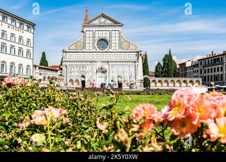 Vue extérieure de la basilique Santa Maria Novella de Florence, Italie, avec sa façade en marbre blanc de style Renaissance. Banque D'Images