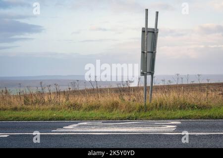 Panneau de signalisation et bord de route de la lande, Yorkshire Dale, Royaume-Uni Banque D'Images