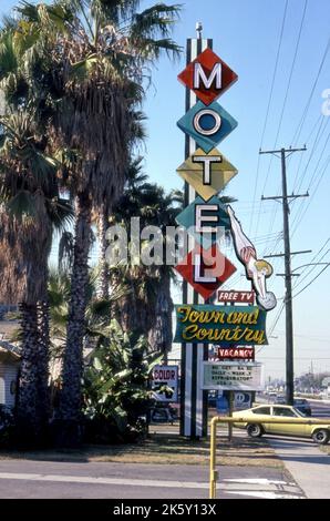 Panneau coloré pour le Town and Country Motel à Buena Park, dans le comté d'Orange, en Californie. Banque D'Images